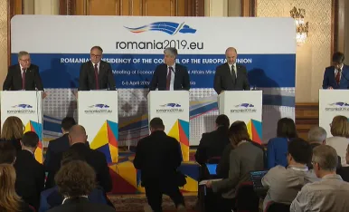 Klaus Regling at Eurogroup Press Conference 5 April 2019-724-466