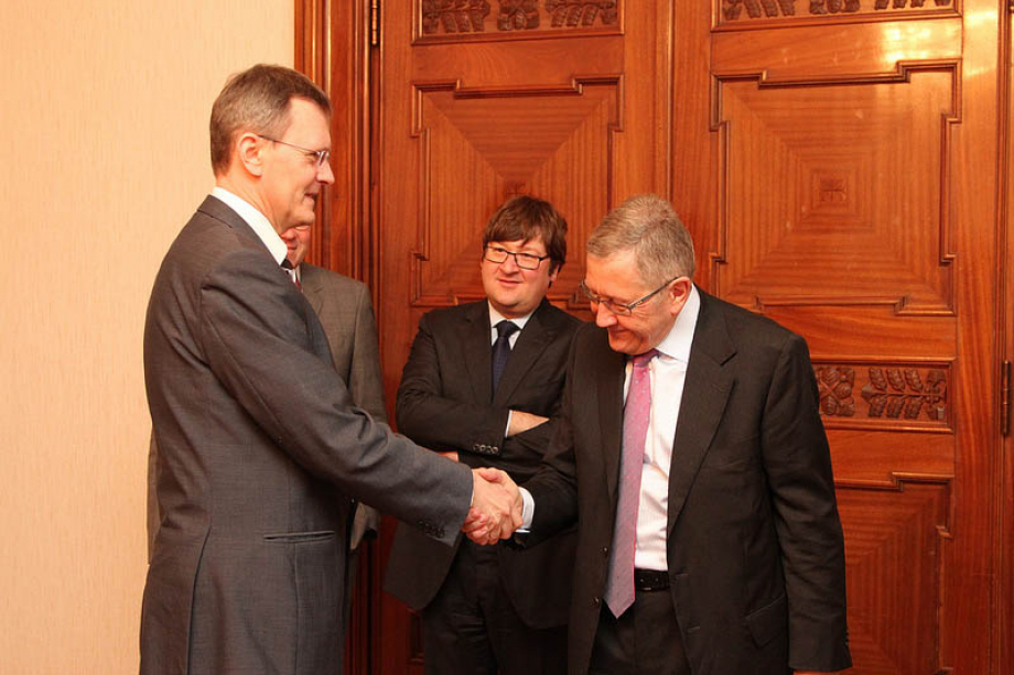 Andris Vilks, Latvian finance minister, and Klaus Regling, ESM Managing Director (2014)