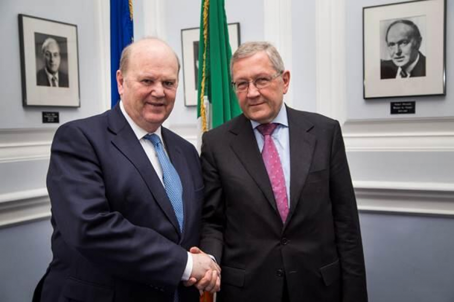 Michael Noonan, Irish finance minister, and Klaus Regling, ESM Managing Director in Dublin in 2014