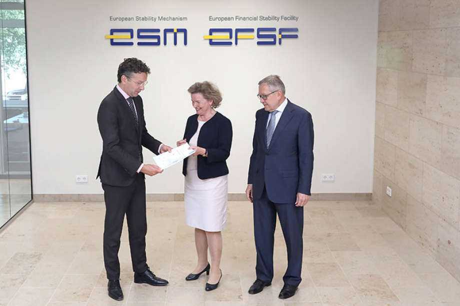 Independent Evaluator Gertrude Tumpel-Gugerell presents her Evaluation Report to Jeroen Dijsselbloem, Chairman of ESM Board of Governors