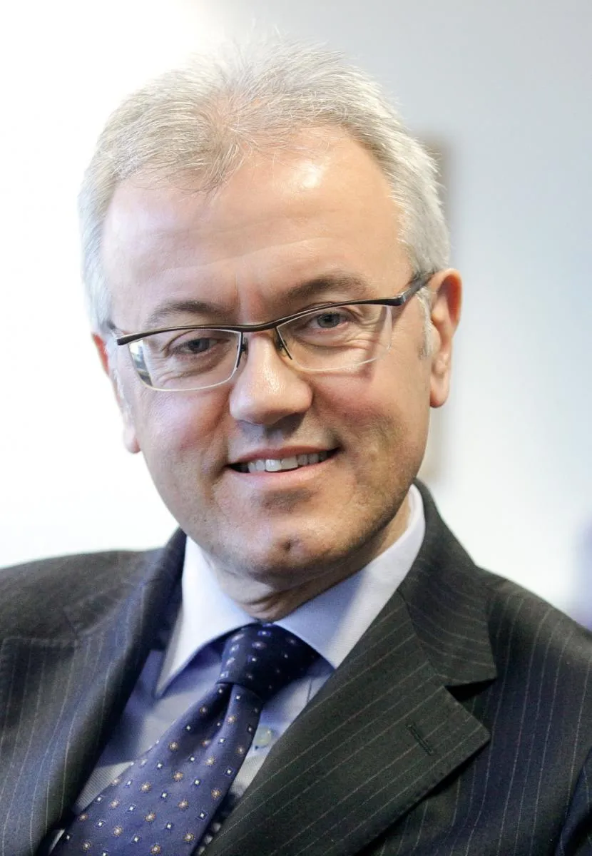 Media Name: com_p-020629-00-41h_crp.jpg